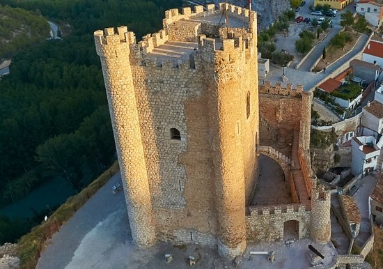 VERANO 2023: Nuevos horarios en Agosto para el Castillo de Alcalá del Júcar, Casa Cueva y la Oficina de Turismo