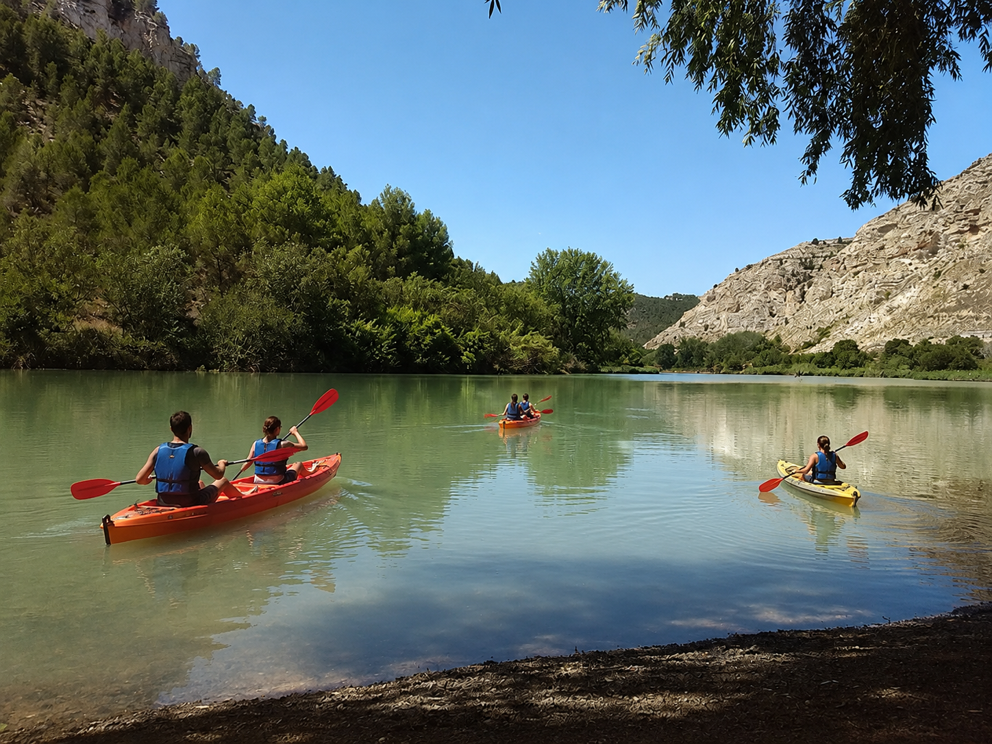 Piragüismo y kayak en el río Júcar cerca de Alcalá del Júcar