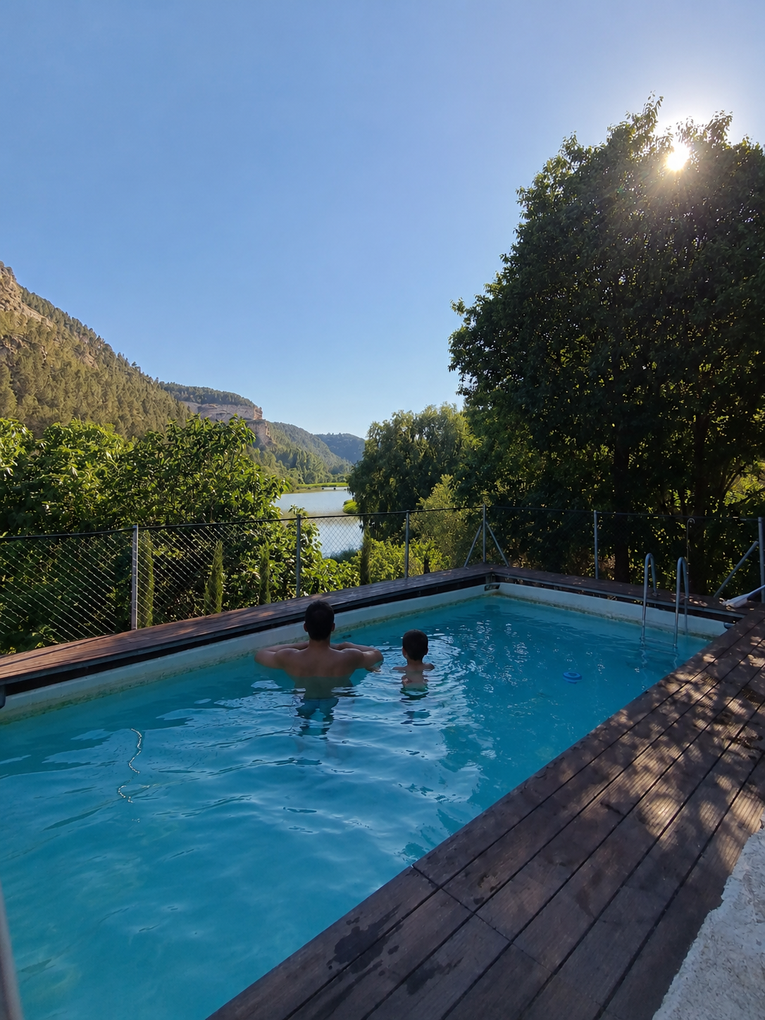 Piscina de Casas Rurales del Herrero con vistas al río Júcar en Alcalá del Júcar