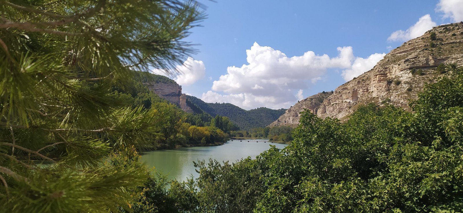 Paisaje natural del río Júcar entre montañas y vegetación en Alcalá del Júcar