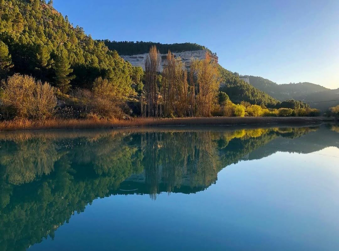 Paisaje otoñal junto al río Júcar en Alcalá del Júcar, Albacete