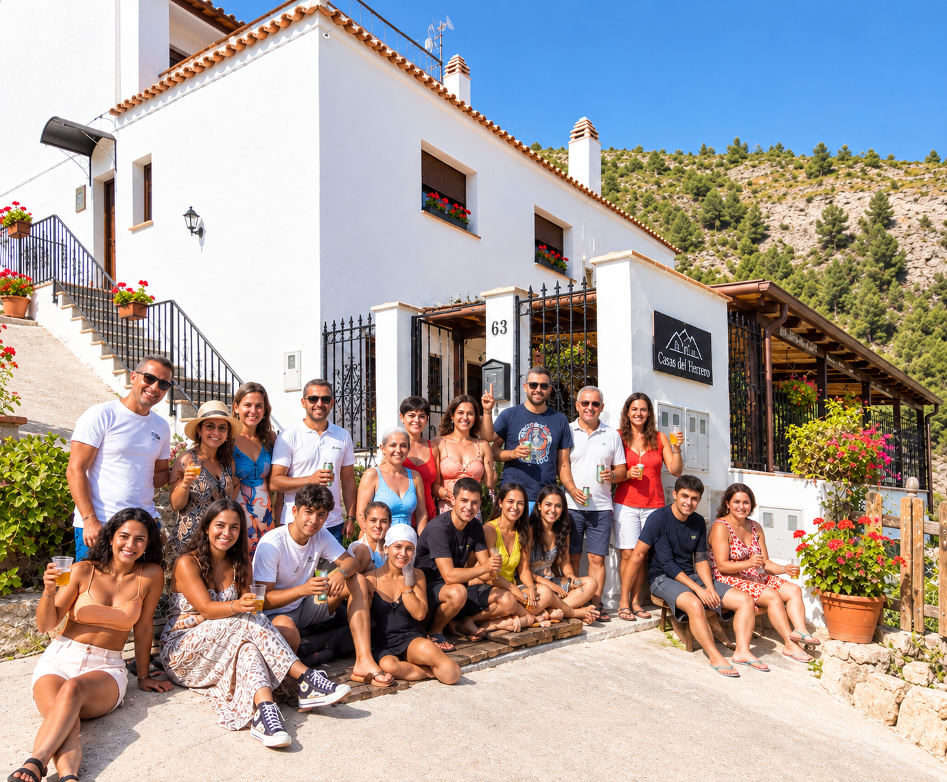 Grupo de amigos frente a Casas Rurales del Herrero en Tolosa, Alcalá del Júcar